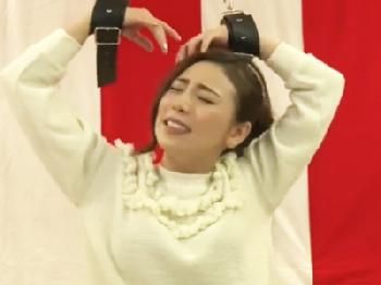 固定電動マッサージ器に完全屈服して罰ゲームSEXにも悦びまくるとても綺麗な素人女性