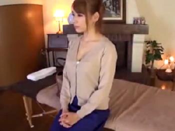 ハーフギャルが冷酷非道なマッサージ師に挿入されるも恍惚昇天W