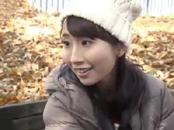 ベビーカーを押すお散歩中の人妻の産後股間の割れ目を味わう