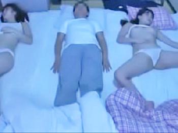 寝相が悪すぎる連れ子の娘たちと3人プレイ