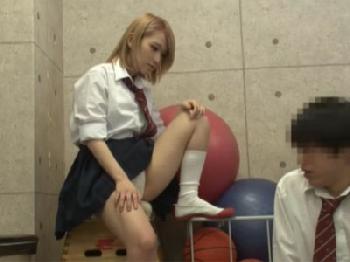 金髪ショートヘアの美少女女子校生と体育倉庫でゴム無しゴム無し交尾