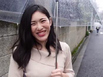 黒髪ロングの清楚そうな美女は喉奥を犯されて絶頂するイラマ痴女