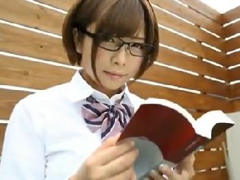 一見品行方正そうなメガネ女子校生の本性は男を誘って即ズボる淫猥!!