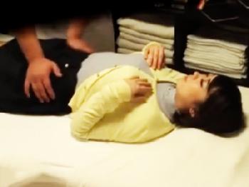 押しに弱そうな素人娘がマッサージ師に挿入される一部始終を盗撮