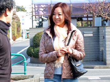 久しぶりに再会した息子の幼なじみの若い肉棒を欲しがるムチッとした官能的な肉体の人妻