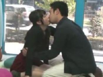 笑顔がチャーミングな女子大生がマジックミラー号で初対面男性の男性器を受け入れW