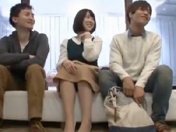 彼氏がマジックミラー越しに居るのに友人とコンドーム非装着の膣内射精交尾する三角関係の女子大生娘