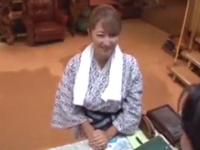 旅館の備品を壊した母娘にSEX強要→親子丼中出し!!