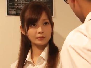 中年男が好きの童顔美少女とSEX友達関係に!!未開発陰毛がないワレメに連チャン膣内射精♡