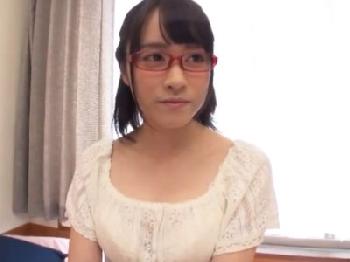 眼鏡の似合う清楚お姉さんが妊娠可能な排卵日女性器に子宮へ直接精液ぶっかけられ絶頂