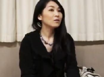 電動マッサージ器の性能実験で感じてしまった熟女人妻がハメ撮り竿師と中出し浮気性交