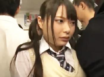 満員電車で屈強な男達に痴漢されて失禁アクメした美少女女子校生が便所に拉致られ輪姦される