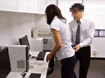 地方で働き出した中途採用の熟女にイタズラして…