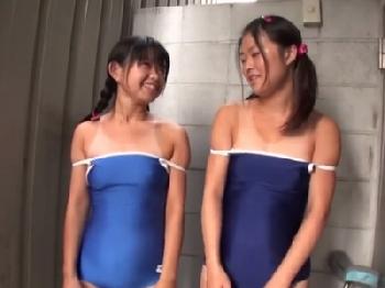 ガチでアウトなパイパン童顔娘に声掛け→野外でスクール水着に着替えさせて中出しキメる変態W