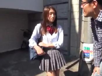 怪しげな地下に連れられて避妊具未装着で膣内射精された女子校生