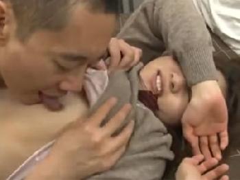 童顔の美少女女子校生が非人道的なハゲ男に強引に挿入されて避妊具なしで直射精展開