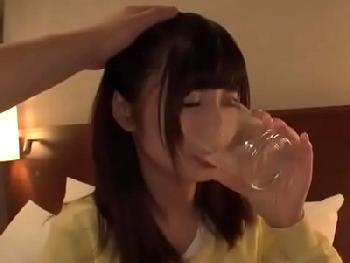 ハイヒールも履きなれていない童顔素人とキメセクのような中出し性調教