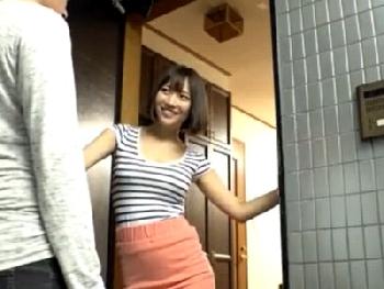 男を軽く家に入れる痴女の誘惑にたまらず寝取りSEX