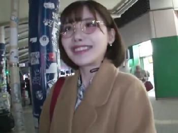 メガネのオタク系の美麗人妻が東京に遊びに来ては浮気に明け暮れる