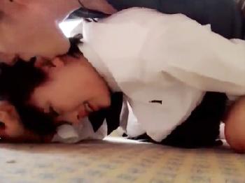 キュートなショートヘア女子校生が大人男性に力強く抱かれてヒィヒィW