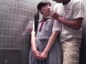 無知な少女の口に肉棒を突っ込み口内射精!!