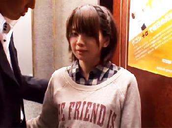 美少女が便所でホストペニスに責め立てられる