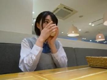 初めて援交ハメ撮りしたピュア女子校生のコンドーム非装着ハメ撮り