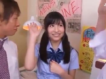 綺麗な女子校生が同級生2人にハードピストン食らってガチ痙攣