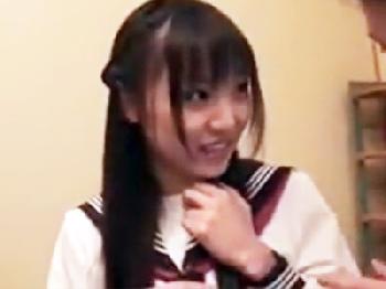 金で釣った女子校生の陰毛がないワレメに無許可種付け