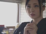 襟元を露わにされて沈黙しながら昇天する未亡人