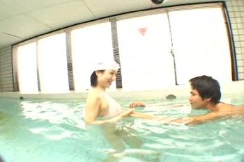 プールで息子と近親おまんこ内射精する競泳水着の熟女母