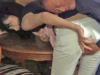 オナニーを目撃されたのをきっかけに従業員の性的欲望処理に使われる社長夫人