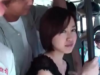 バス痴漢の相手が若者だったので最後まで堪能する巨乳美女