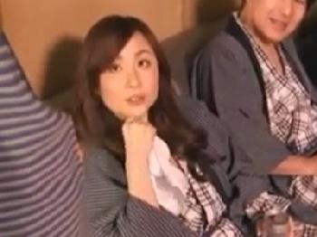 夫と温泉旅行に来たのに居合わせた客と酔っぱらって乱交するビッチ妻W