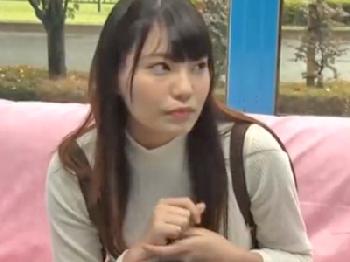 早漏男子のペニスを手コキ→出し抜けに射精されてガチ焦り素人娘