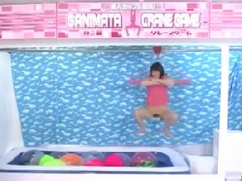 全裸UFOキャッチャー失敗の罰ゲームでコンドーム未装着で孕ませ射精される彼女