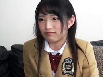 制服着衣のまま膣内挿入したまま射精させてくれる援交女子校生