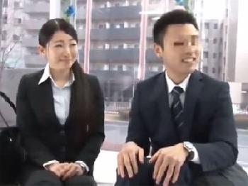 マジックミラー号で同僚と二人きりにされた美女会社員が盗撮に気づけぬままにコンドーム非装着の膣内射精交尾