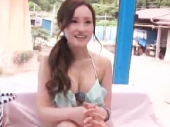 ビーチで見つけたとても綺麗なお姉さんにDT君のオナニーを手伝って欲しいとお願いしたら筆おろしに発展W