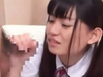 修学旅行で東京に来ている田舎のイモい女子校生をマジックミラー号に乗せてペニス握らせる