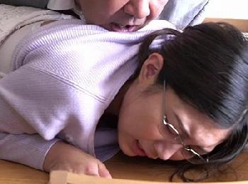 夫の傍で寝取られる妻!!少しずつ抑えられなくなった喘ぎ声を荒げて絶叫寝取られ