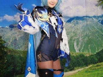 ガチで可愛い美少女コスプレイヤーがオメコへ直接射精5P乱交でリアル失神W