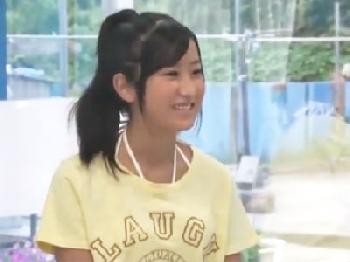 家族で海水浴に来ていた黒髪童顔娘を言葉巧みに騙してマッサージ挿入→無許可で女陰へ直射精