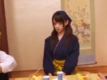 旅館でバイトしてる貧乳娘が酔っぱらった中年男性たちに回される…