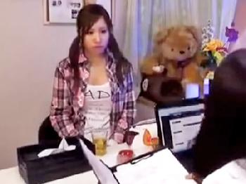 無料マッサージに騙された素人娘が膣内射精される成り行きを撮影