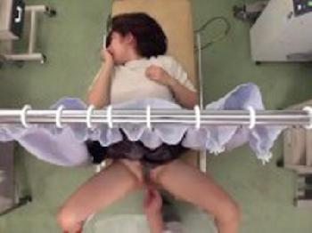 悪徳産婦人科医が診察台のカーテン越しに股間の穴を触診し性的ハラスメント診察