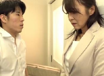 真面目で仕事熱心な熟女教師に恋をしてしまった生徒…お互いに性的興奮して肉体関係にW
