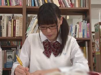 眼鏡女子女子校生に図書館で周りも気にせず性行為