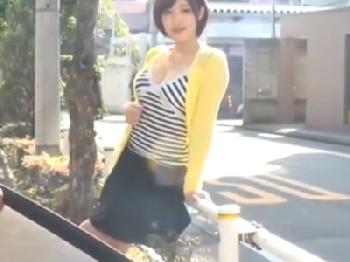 ミニ系でキュートなあどけない巨乳美少女と顔面射精性行為