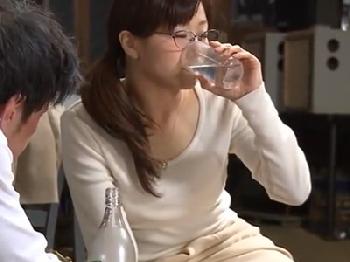 義理の父に秘密の弱みを掴まれた人妻が酒で潰されて昏睡状態で中に出される…